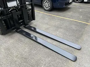 設備運搬用にフォークリフトを導入